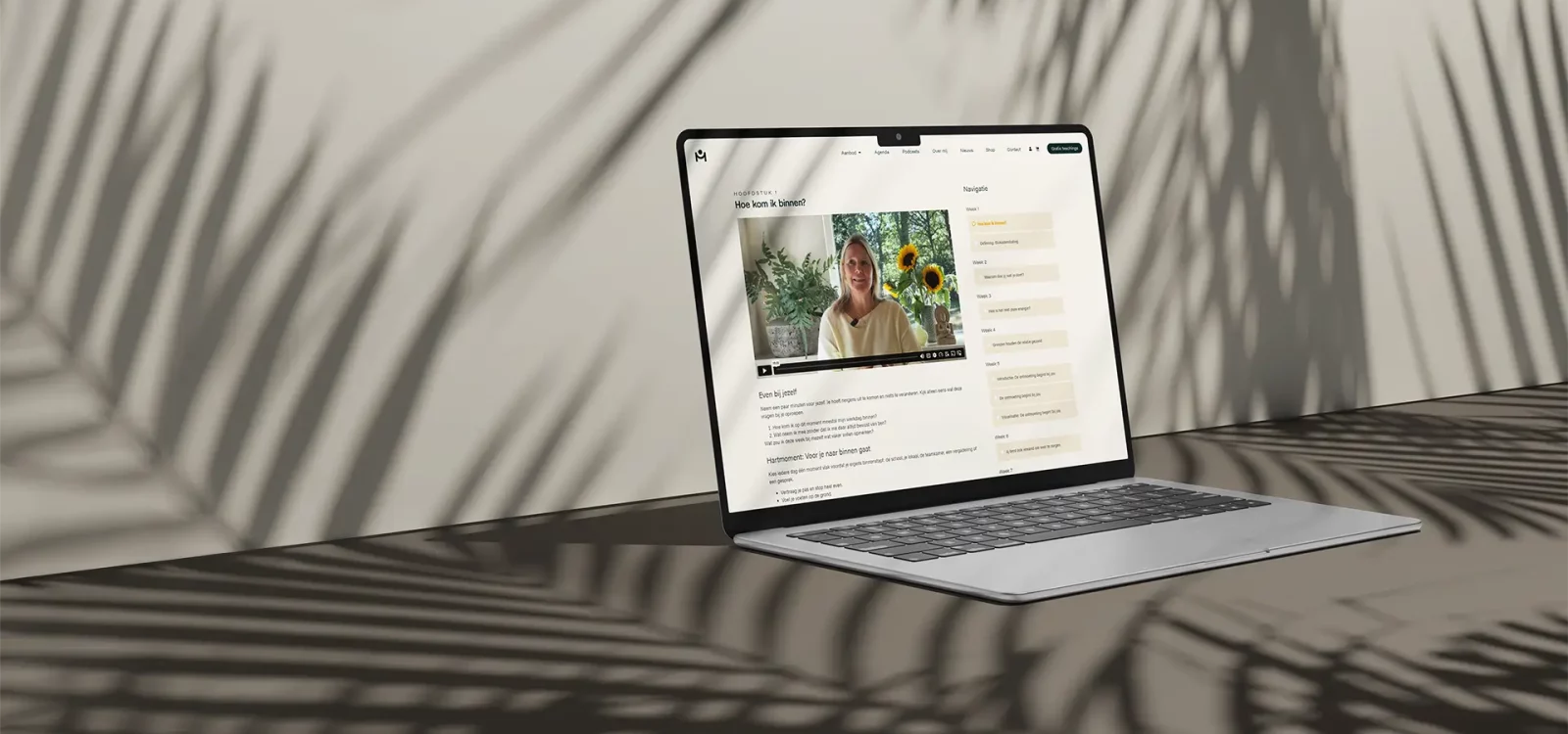 Laptop met de online cursusomgeving van 'Hart voor Jezelf', met hoofdstuk 1 'Hoe kom ik binnen?' en een videoles van Ingrid van Essen van Hartgedragen Onderwijs